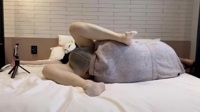 女主人逼逼痒，让狗奴钻进丝袜里给主人舔逼止痒！舔得主人好爽！