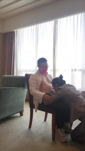 你要奖励我”黑丝制服大长腿文秘来我房间为我降火