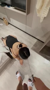 抖音茉莉被调教成母狗！男友用玩具帮她自慰链子牵着她在地上爬。她跪下无